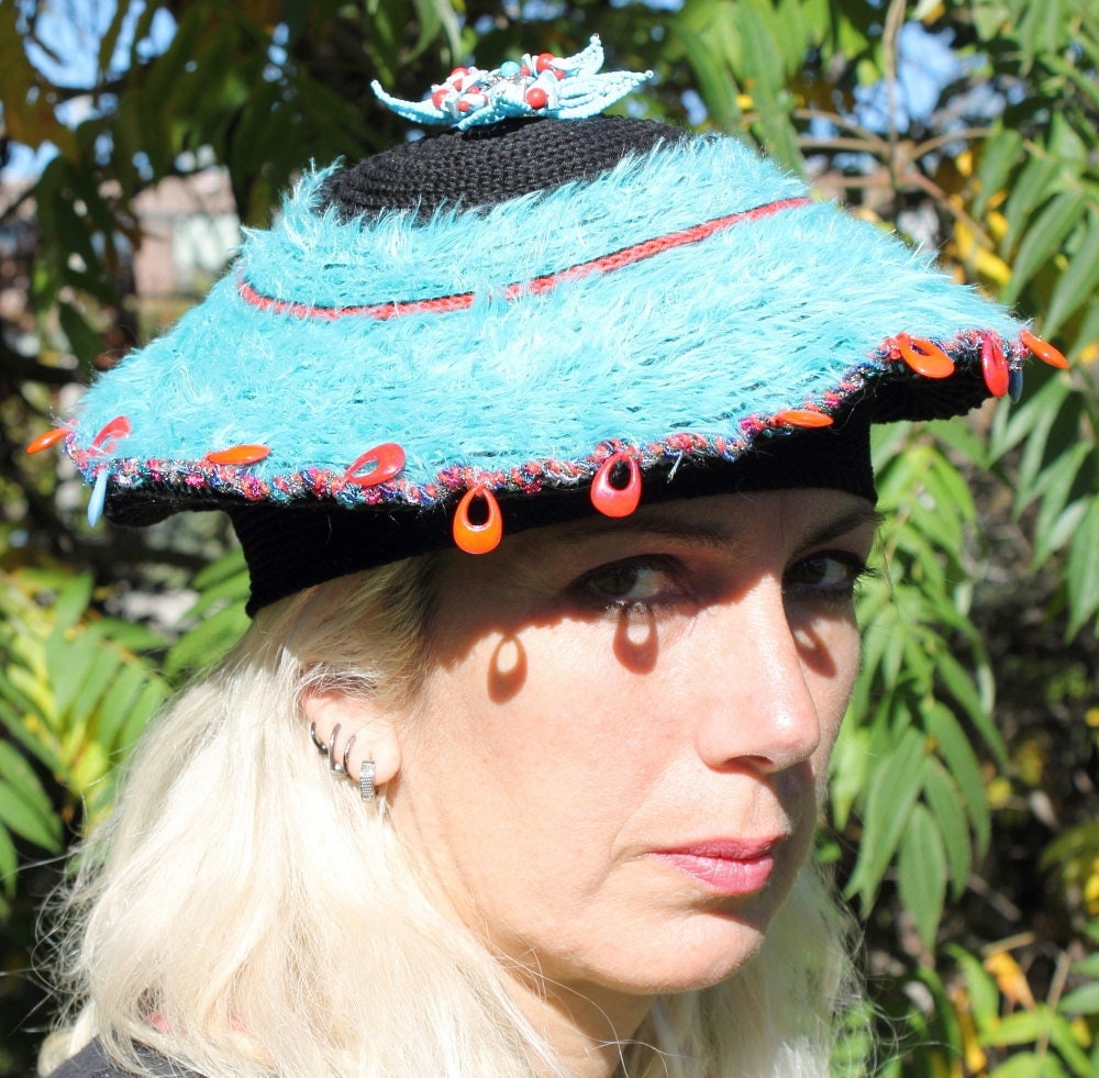 Gehäkelte Baskenmütze Mit Handgemachter Blauer Blume Anstecknadel Schwarz & Hellblau Gehäkelte Baskenmütze Mit Handgemachter Blauer Blume Anstecknadel Schwarz & Hellblau von FunkyMagicalHats