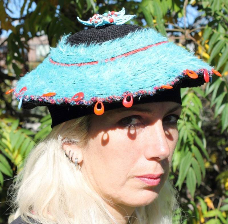 Gehäkelte Baskenmütze Mit Handgemachter Blauer Blume Anstecknadel Schwarz & Hellblau Gehäkelte Baskenmütze Mit Handgemachter Blauer Blume Anstecknadel Schwarz & Hellblau von FunkyMagicalHats