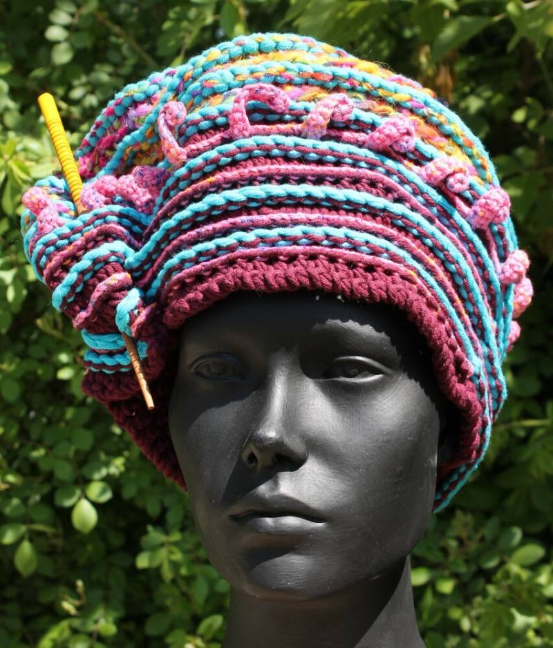 Gehäkelte Mütze Mit Gelbem Essstäbchen in Blau - Und Pinktönen Gehäkelte Mütze Mit Gelbem Essstäbchen in Blau - Und Pinktönen von FunkyMagicalHats