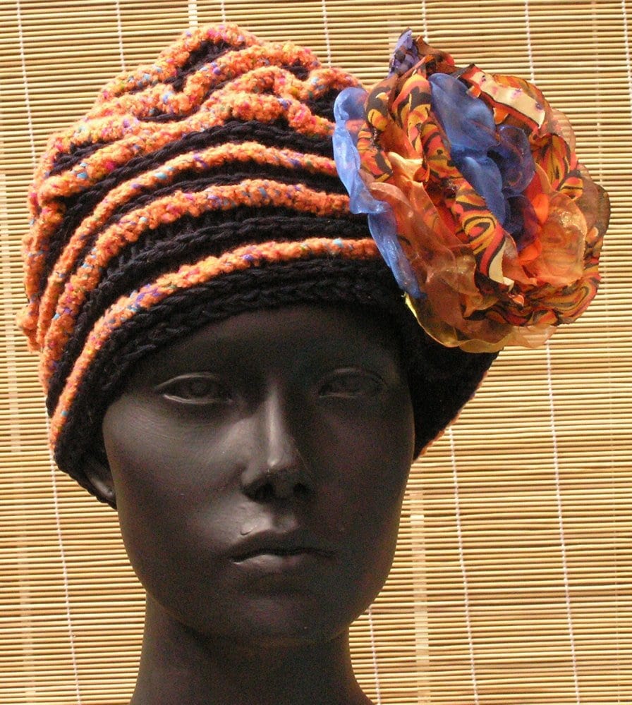Gehäkelter Hut in Schwarz Mit Orange-Pinkem Streifen Und Organza Anstecknadel Gehäkelter Hut in Schwarz Mit Orange-Pinkem Streifen Und Organza Anstecknadel von FunkyMagicalHats