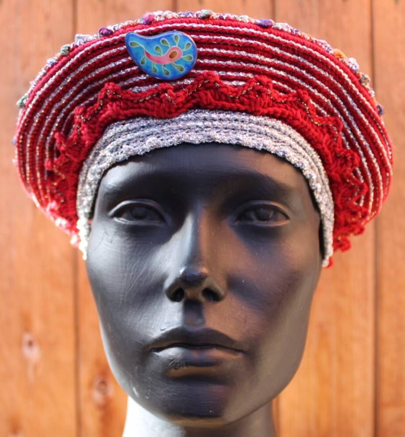 Glitterama Gehäkelter Hut Mit Einem Emaille Knopf von FunkyMagicalHats