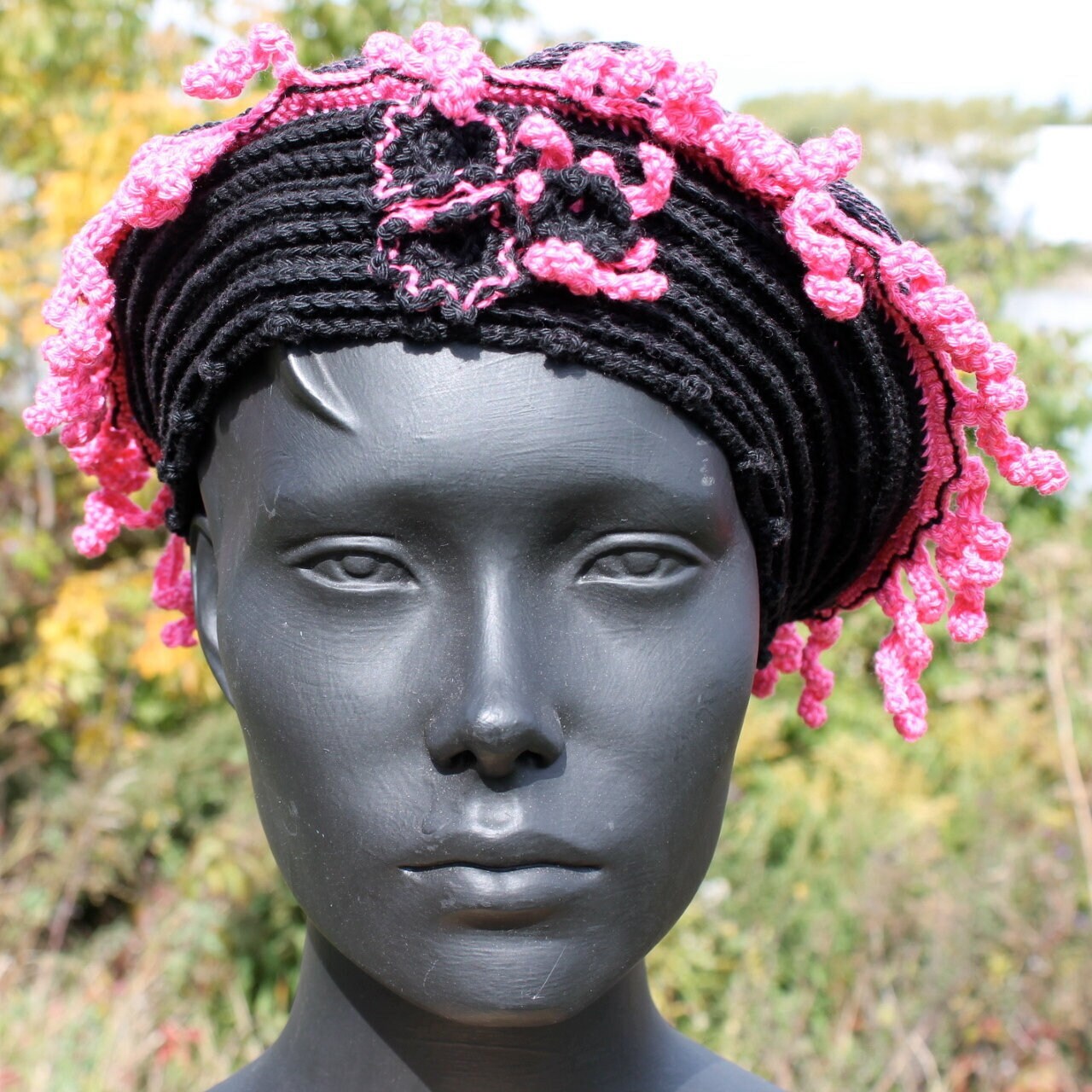 Magenta & Schwarzer Häkelhut Mit Drei Häkelblumen Magenta & Schwarzer Häkelhut Mit Drei Häkelblumen von FunkyMagicalHats