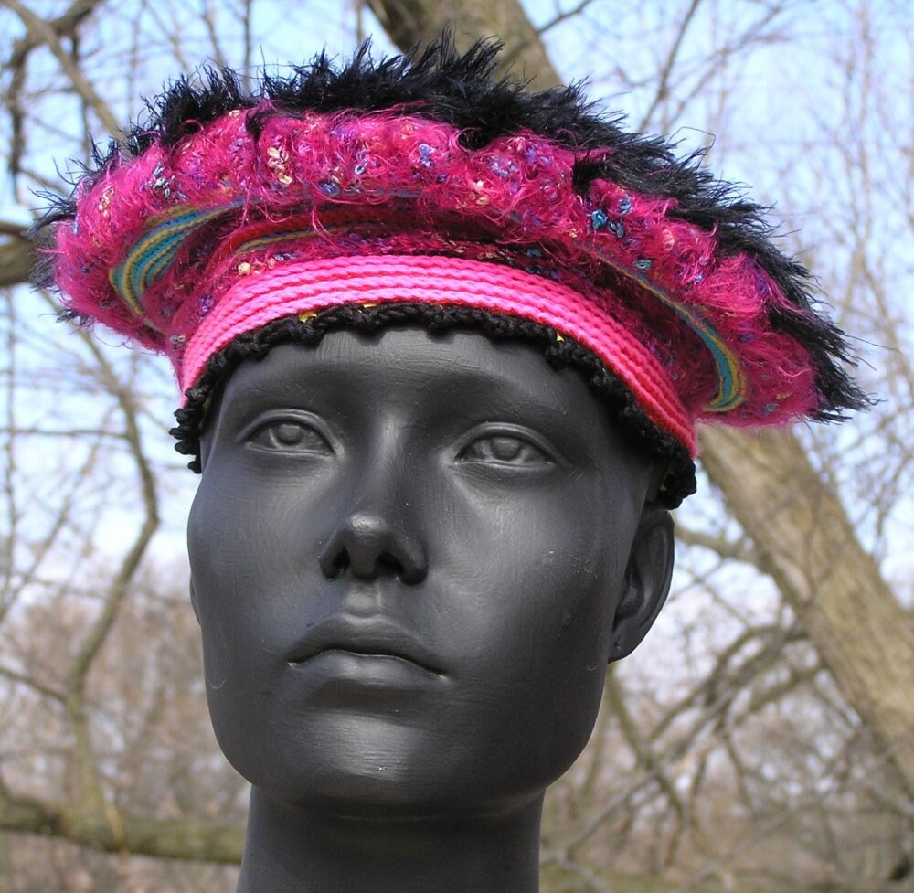 Pink & Schwarz Fuzzy Häkel Hut Mit Stoff Blume Pink & Schwarz Fuzzy Häkel Hut Mit Stoff Blume von FunkyMagicalHats
