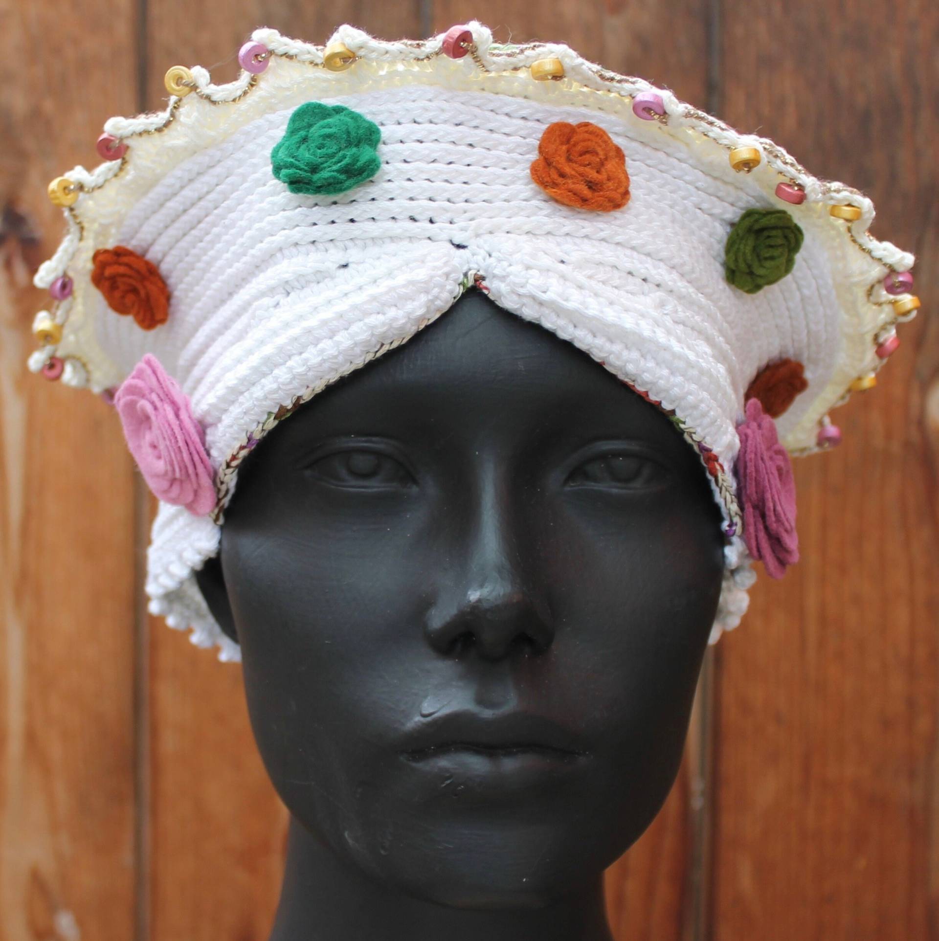 Weiße Baumwollfasern Häkelhut Mit Schönen Handgemachten Filzblumen Weiße Baumwollfasern Häkelhut Mit Schönen Handgemachten Filzblumen von FunkyMagicalHats