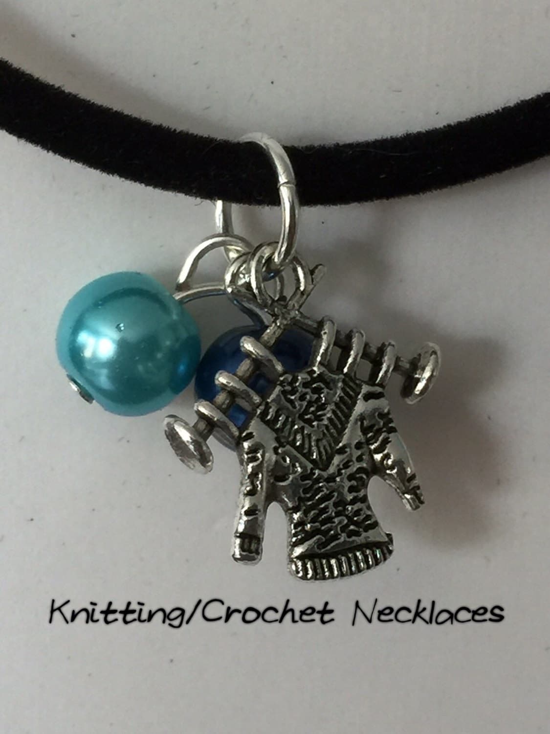Handgemachte Strick-/Häkel-Charm-Halskette - Farbwahl Und Charms Handgemachte Strick-/Häkel-Charm-Halskette - Farbwahl Und Charms von FunkyNeedlesUK