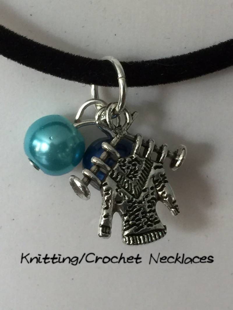Handgemachte Strick-/Häkel-Charm-Halskette - Farbwahl Und Charms Handgemachte Strick-/Häkel-Charm-Halskette - Farbwahl Und Charms von FunkyNeedlesUK