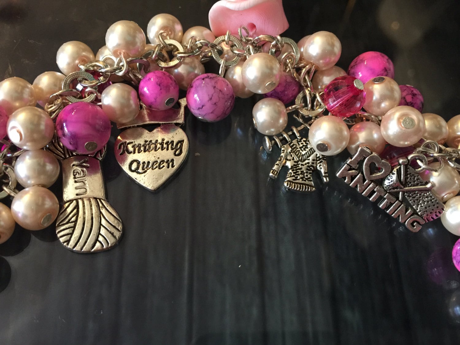 Handgemachtes Strick-/Häkel-Bettelarmband - Farbwahl Und Charms Handgemachtes Strick-/Häkel-Bettelarmband - Farbwahl Und Charms von FunkyNeedlesUK