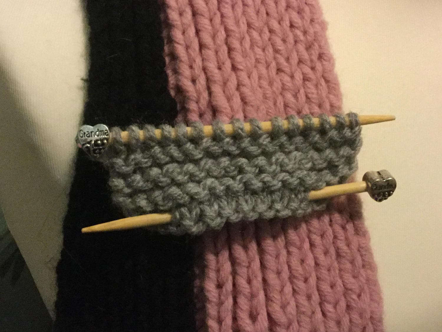 Muttertag Gestrickte Broschen, Farbwahl Und Perle Muttertag Gestrickte Broschen, Farbwahl Und Perle von FunkyNeedlesUK