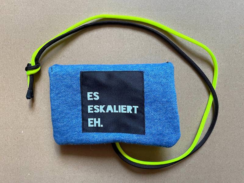 Tabaktasche Geldbeutel "Es Eskaliert Eh" Tabakbeutel Neon Y2K Zigaretten Etui Beutel Tasche Sweat Blau Vintage Party Portemonnaie True Tabak von FunkySweetz
