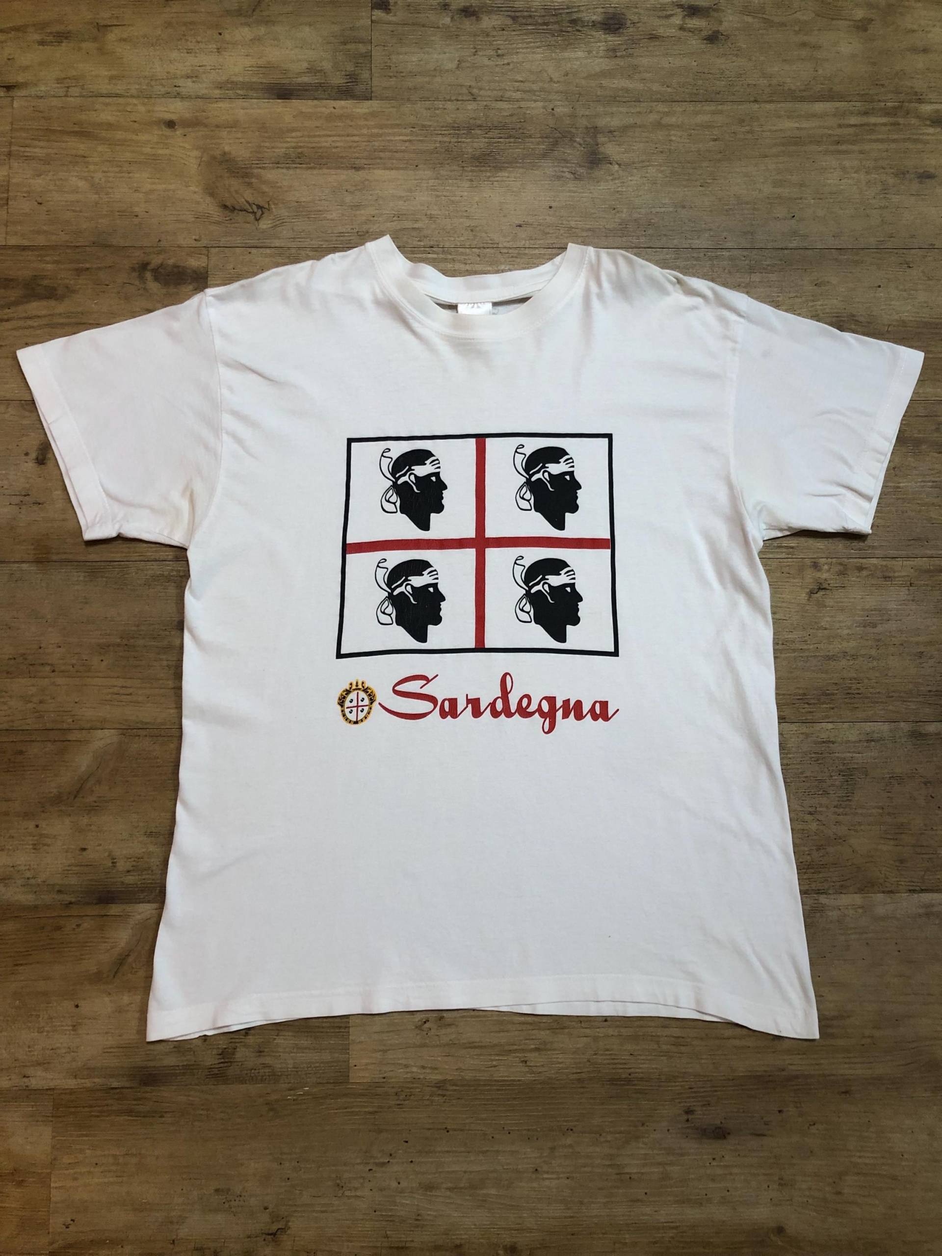 Sardinien Sardegna T-Shirt Shirt Tourist Stedman Vintage Retro Gr.l Y2K 80S 90S Sweater Pullover Heavy Cotton Usa Beach Surf Strand Italy Sardinien Sardegna T-Shirt Shirt Tourist Stedman Vintage Retro Gr.l Y2K 80S 90S Sweater Pullover Heavy Cotton Usa Beach Surf Strand Italy von FunkyVintageDortmund