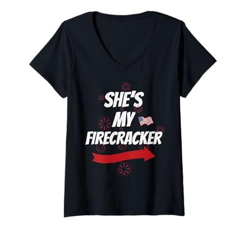 Damen She's My Firecracker Funny 4th of Juli Matching Couple T-Shirt mit V-Ausschnitt Damen She's My Firecracker Funny 4th of Juli Matching Couple T-Shirt mit V-Ausschnitt von Funny 4th Of July Apparel For Party