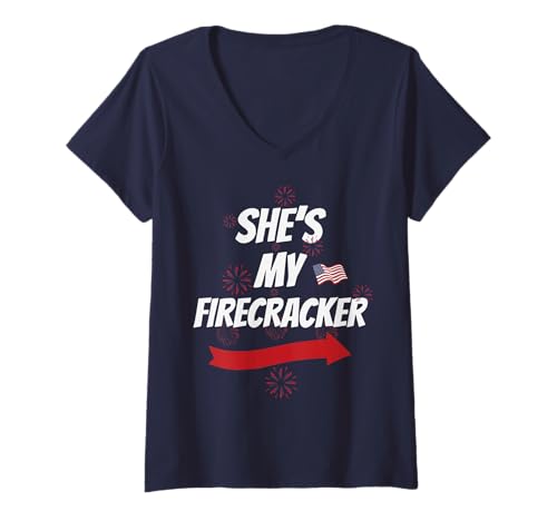 Damen She's My Firecracker Matching 4th of Juli Independence Day T-Shirt mit V-Ausschnitt Damen She's My Firecracker Matching 4th of Juli Independence Day T-Shirt mit V-Ausschnitt von Funny 4th Of July Apparel For Party