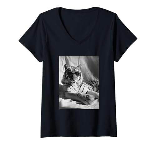 Damen Eleganter Tiger mit Sonnenbrille Katze Tierfotografie T-Shirt mit V-Ausschnitt Damen Eleganter Tiger mit Sonnenbrille Katze Tierfotografie T-Shirt mit V-Ausschnitt von Funny Animal Photography Clothing Co.