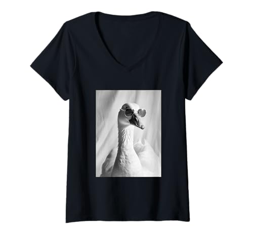 Damen Niedliche Gans mit Sonnenbrille, Coole Bauernhoftier-Fotokabine T-Shirt mit V-Ausschnitt von Funny Animal Photography Clothing Co.