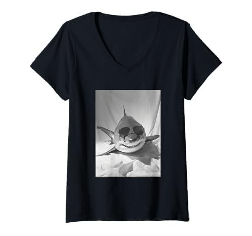 Damen Niedlicher Hai mit Sonnenbrille, Coole Meerestier-Fotokabine T-Shirt mit V-Ausschnitt von Funny Animal Photography Clothing Co.