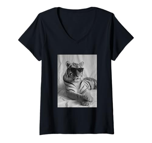 Damen Niedlicher Tiger mit Sonnenbrille, stilvolle Tierfotografie T-Shirt mit V-Ausschnitt von Funny Animal Photography Clothing Co.