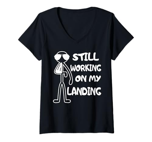 Damen Ich arbeite immer noch an meiner Landung Lustiger Arm Broken Recovery Bone T-Shirt mit V-Ausschnitt Damen Ich arbeite immer noch an meiner Landung Lustiger Arm Broken Recovery Bone T-Shirt mit V-Ausschnitt von Funny Arm Broken Bone Injury Recovery Get Well