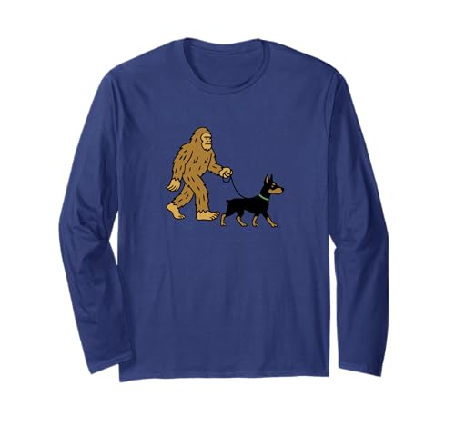 Bigfoot Walking Dobermann Hund Papa Mama - Sasquatch Langarmshirt von Funny Bigfoot Graphic Apparel Men Women Kids by RJ