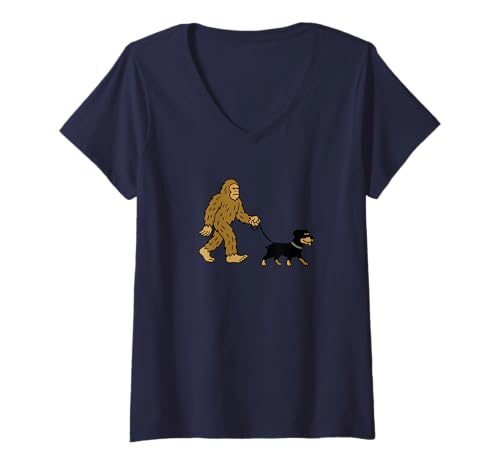 Damen Bigfoot Walking Rottweiler Rottie Hund Papa Mama - Sasquatch T-Shirt mit V-Ausschnitt von Funny Bigfoot Graphic Apparel Men Women Kids by RJ