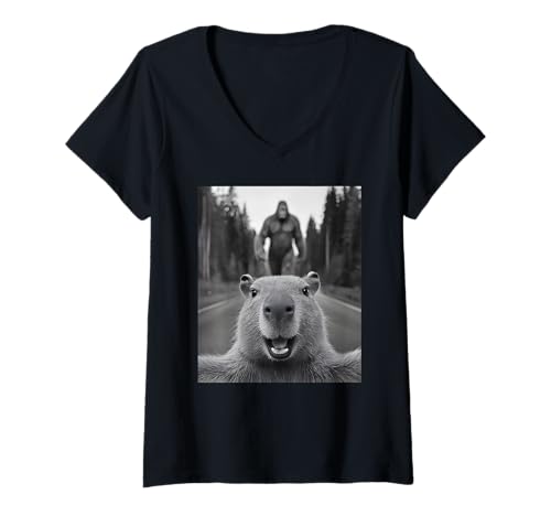 Damen Scared Capybara Selfie mit Sasquatch Bigfoot, Lustiger Capy T-Shirt mit V-Ausschnitt Damen Scared Capybara Selfie mit Sasquatch Bigfoot, Lustiger Capy T-Shirt mit V-Ausschnitt von Funny Capybara Bigfoot Apparel For Women Men Kids