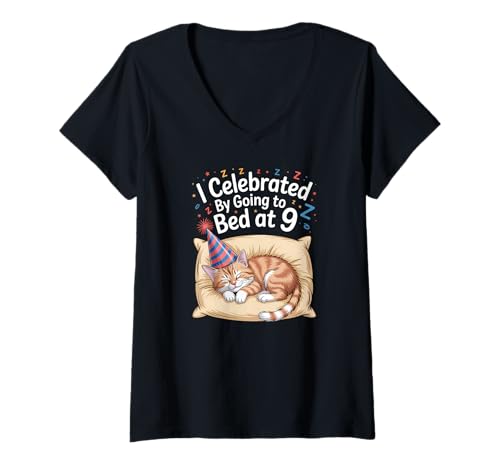 Damen Lustige müde Katze schläft frühes neues Jahr T-Shirt mit V-Ausschnitt von Funny Cat New Year Apparel Gifts by Anastasia