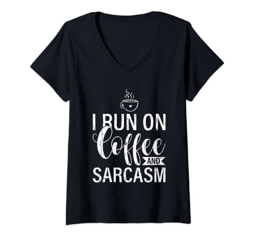 Damen "I Run On Coffee And Sarcasm", lustige sarkastische Humor-Grafik T-Shirt mit V-Ausschnitt Damen "I Run On Coffee And Sarcasm", lustige sarkastische Humor-Grafik T-Shirt mit V-Ausschnitt von Funny Coffee Sarcasm Lover Graphic & More