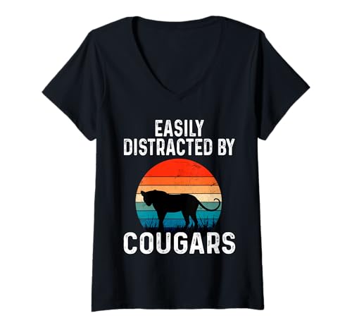 Damen Leicht abgelenkt von Cougars Lustige Dating Cougar Sugar Momma T-Shirt mit V-Ausschnitt Damen Leicht abgelenkt von Cougars Lustige Dating Cougar Sugar Momma T-Shirt mit V-Ausschnitt von Funny Cougar Gifts