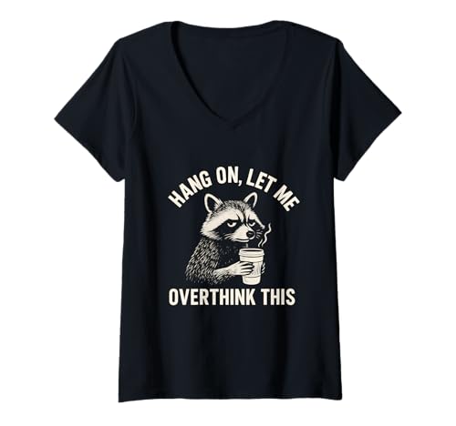 Damen Hang On Let Me Overthink This - Waschbär-Design T-Shirt mit V-Ausschnitt Damen Hang On Let Me Overthink This - Waschbär-Design T-Shirt mit V-Ausschnitt von Funny_Critter_Tees_Bj_Tees