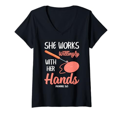 Damen Christliche Häkelidee - Sie arbeitet bereitwillig mit ihren Händen T-Shirt mit V-Ausschnitt von Funny Crocheting And Yarn Gift Co