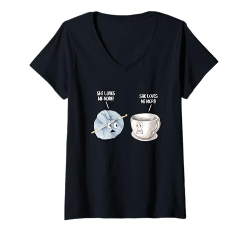Damen Funny Crocheting She Loves Me More Häkelgarn und Kaffee T-Shirt mit V-Ausschnitt Damen Funny Crocheting She Loves Me More Häkelgarn und Kaffee T-Shirt mit V-Ausschnitt von Funny Crocheting And Yarn Gift Co