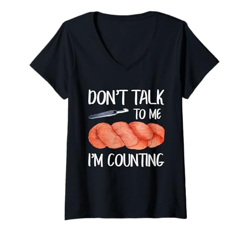 Damen Lustiges Häkeln Don't Talk I'm Counting Crochet Crocheter T-Shirt mit V-Ausschnitt von Funny Crocheting And Yarn Gift Co