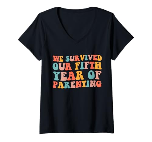 Damen Wir haben unser fünftes Jahr der Erziehung überlebt T-Shirt mit V-Ausschnitt Damen Wir haben unser fünftes Jahr der Erziehung überlebt T-Shirt mit V-Ausschnitt von Funny Fifth Birthday parenting