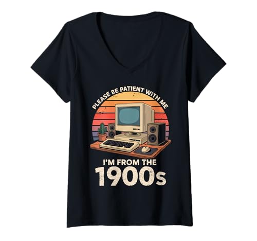 Damen Computerfreak, Bitte hab Geduld, ich komme aus den 1900er Jahren, Retro-Computer-PC T-Shirt mit V-Ausschnitt Damen Computerfreak, Bitte hab Geduld, ich komme aus den 1900er Jahren, Retro-Computer-PC T-Shirt mit V-Ausschnitt von Funny Geek Vintage Nostalgic 1900s Humor Tech