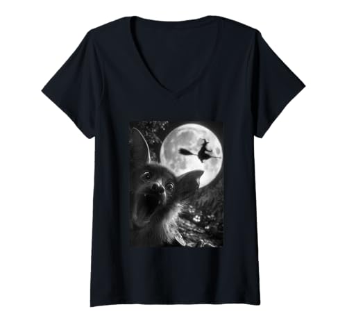 Damen Lustige Fledermaus Selfie Vollmond Fliegende Hexe Wald Halloween T-Shirt mit V-Ausschnitt Damen Lustige Fledermaus Selfie Vollmond Fliegende Hexe Wald Halloween T-Shirt mit V-Ausschnitt von Funny Halloween Animals Selfies Clothing