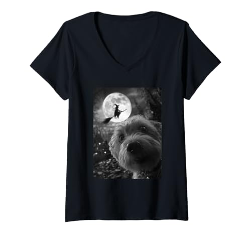 Damen Lustiger maltesischer Selfie Vollmond Fliegende Hexe Halloween Hund T-Shirt mit V-Ausschnitt Damen Lustiger maltesischer Selfie Vollmond Fliegende Hexe Halloween Hund T-Shirt mit V-Ausschnitt von Funny Halloween Animals Selfies Clothing