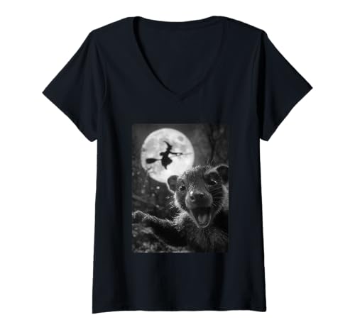 Damen Lustiges Skunk Selfie Vollmond Fliegende Hexe Wald Halloween T-Shirt mit V-Ausschnitt von Funny Halloween Animals Selfies Clothing