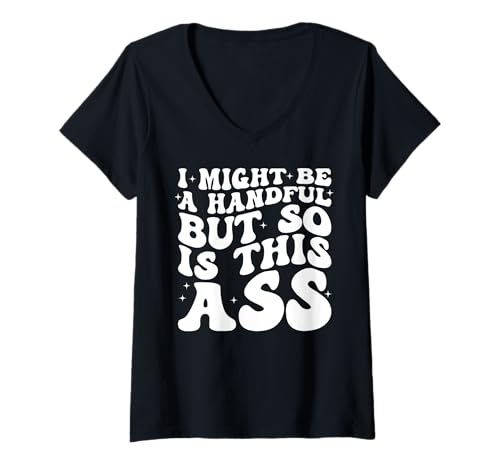 Damen Ich Bin vielleicht eine Handvoll, Aber Dieser Hintern auch T-Shirt mit V-Ausschnitt Damen Ich Bin vielleicht eine Handvoll, Aber Dieser Hintern auch T-Shirt mit V-Ausschnitt von Funny I Might Be A Handful But So Is This Ass Tee