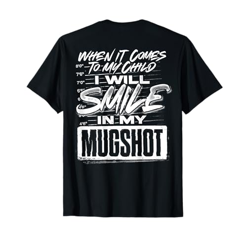 Wenn es um Mein Kind geht, werde ich in Meinem Fahndungsfoto lächeln (Rückseite) T-Shirt von Funny I will Smile In My Mugshot Tee Shirt
