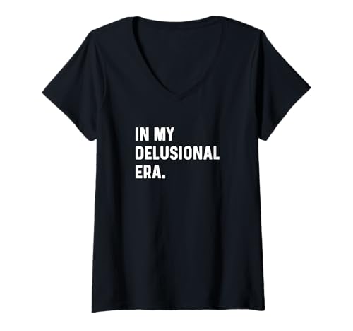 Damen In My Delusional Era - Lustiger Humorspruch für Erwachsene T-Shirt mit V-Ausschnitt Damen In My Delusional Era - Lustiger Humorspruch für Erwachsene T-Shirt mit V-Ausschnitt von Funny In My Era Apparel by Jess