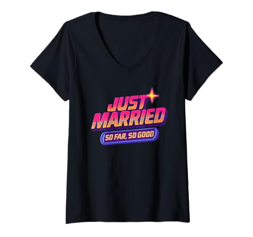 Damen Just Married So Far So Good 80er Jahre Retro Fun Style Flitterwochen T-Shirt mit V-Ausschnitt Damen Just Married So Far So Good 80er Jahre Retro Fun Style Flitterwochen T-Shirt mit V-Ausschnitt von Funny Just Married Newlywed Honeymoon Design