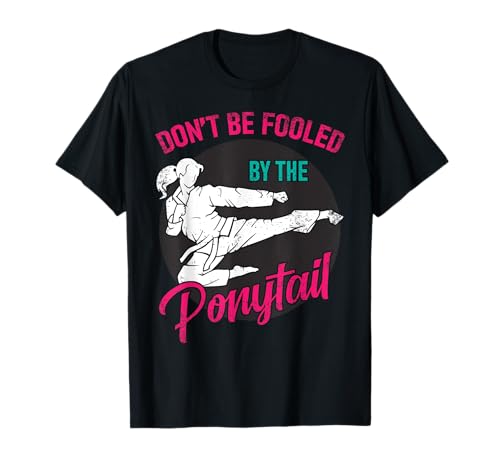 Don't Be Fooled by The Ponytail Taekwondo Schwarzer Gürtel für Mädchen T-Shirt von Funny Martial Arts Fighter Karate Ponytail Girl