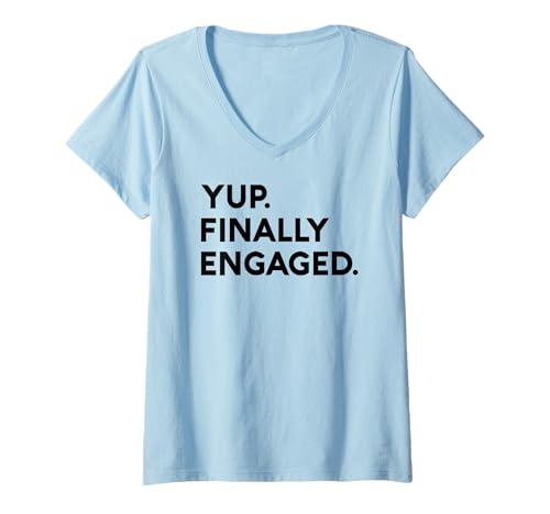 Damen Yup Finally Engaged Ehe Engagement Bachelor Vorschlag T-Shirt mit V-Ausschnitt Damen Yup Finally Engaged Ehe Engagement Bachelor Vorschlag T-Shirt mit V-Ausschnitt von Funny Matching Engagement Wedding Designs