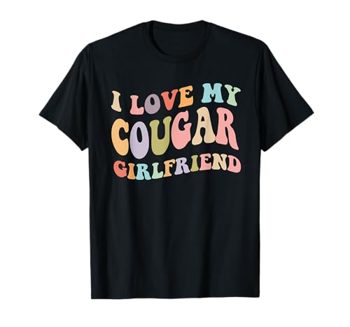 I Love My Cougar Girlfriend - Geschenk für Männer T-Shirt I Love My Cougar Girlfriend - Geschenk für Männer T-Shirt von Funny Men Designs LTD