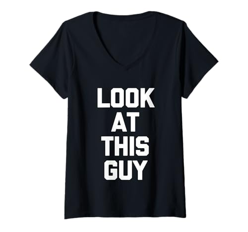 Damen Look at This Guy - Lustiger Spruch Sarkastische Neuheit Jungs Männer T-Shirt mit V-Ausschnitt von Funny Men's Sayings & Funny Designs For Men