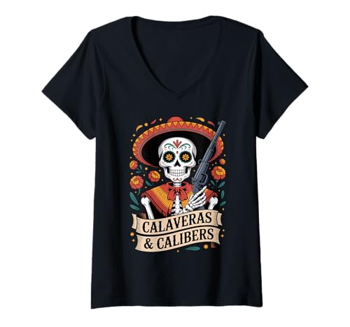 Damen Calaveras & Calibers Funny Dia de los Muertos - Sugar Skull T-Shirt mit V-Ausschnitt von Funny Mexican Dia de los Muertos Retro Gun Sayings