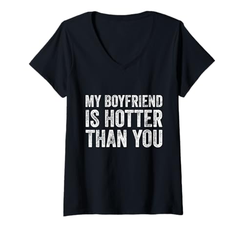 Damen Mein Freund ist heißer als du in Einer Beziehung Freundin T-Shirt mit V-Ausschnitt Damen Mein Freund ist heißer als du in Einer Beziehung Freundin T-Shirt mit V-Ausschnitt von Funny My Boyfriend is hotter than you Girlfriend