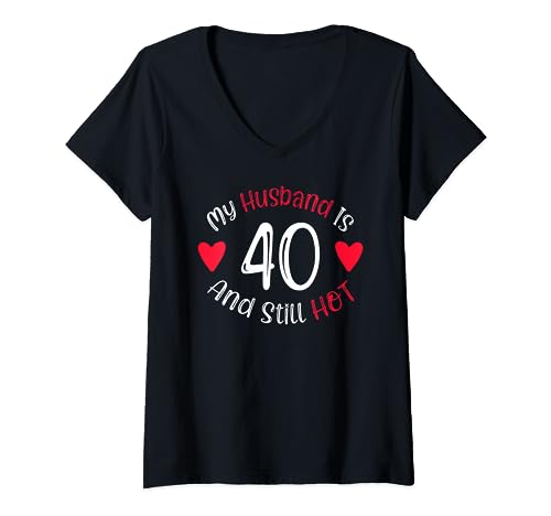 Damen Mein Mann ist 40 und immer noch heiß Lustig 40. Geburtstag G T-Shirt mit V-Ausschnitt Damen Mein Mann ist 40 und immer noch heiß Lustig 40. Geburtstag G T-Shirt mit V-Ausschnitt von Funny My Husband is 40 Birthday Meme Gift