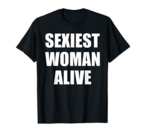 SEXIEST WOMAN ALIVE LUSTIGES GESCHENK FÜR FREUNDIN T-Shirt SEXIEST WOMAN ALIVE LUSTIGES GESCHENK FÜR FREUNDIN T-Shirt von Funny Naughty Adult Shirt Shop