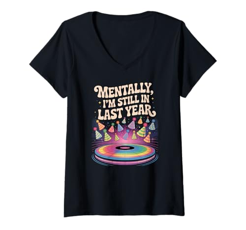 Damen Geistig Immer noch im letzten Jahr Lustige Party Retro Silvester T-Shirt mit V-Ausschnitt von Funny New Year Quote Apparel Gifts by Anastasia