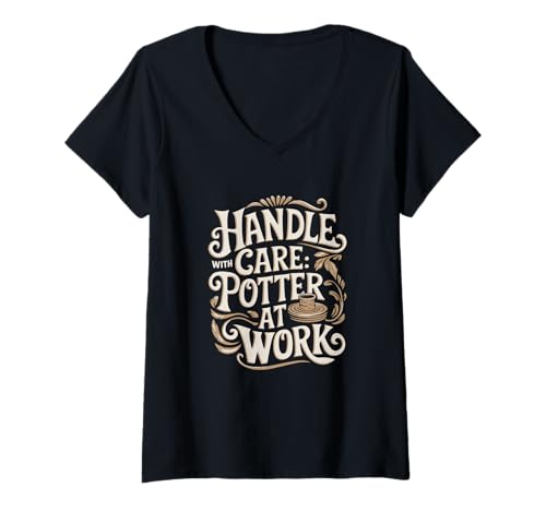 Damen Lustiger Töpfer Bei Der Arbeit Zitat Töpferei T-Shirt mit V-Ausschnitt Damen Lustiger Töpfer Bei Der Arbeit Zitat Töpferei T-Shirt mit V-Ausschnitt von Funny Pottery Passion Handmade Ceramics